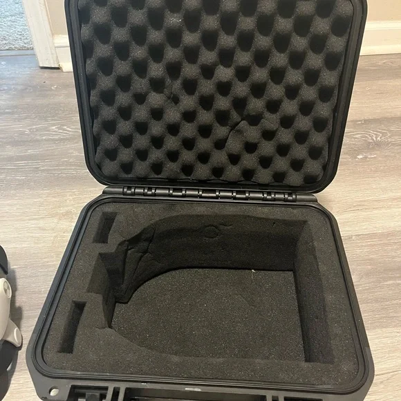 Meta OCU LUS VR Headset with Controllers and Protective Case